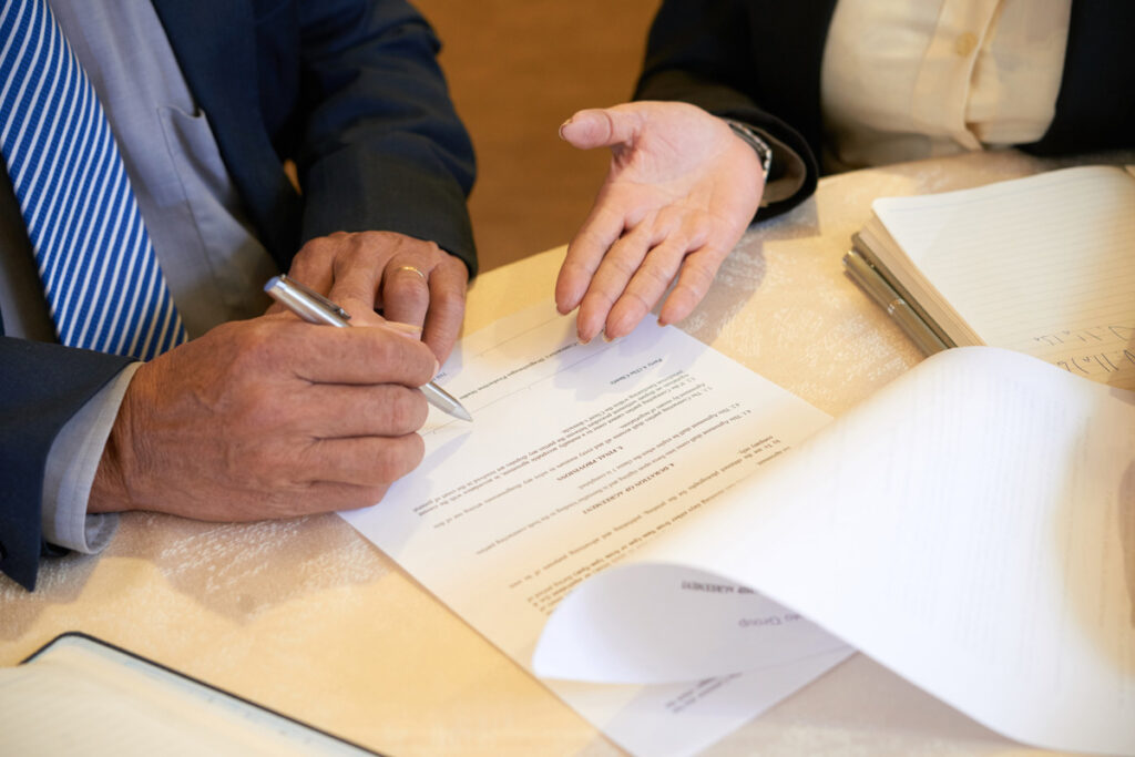 A couple signing a participation agreement for collaborative divorce